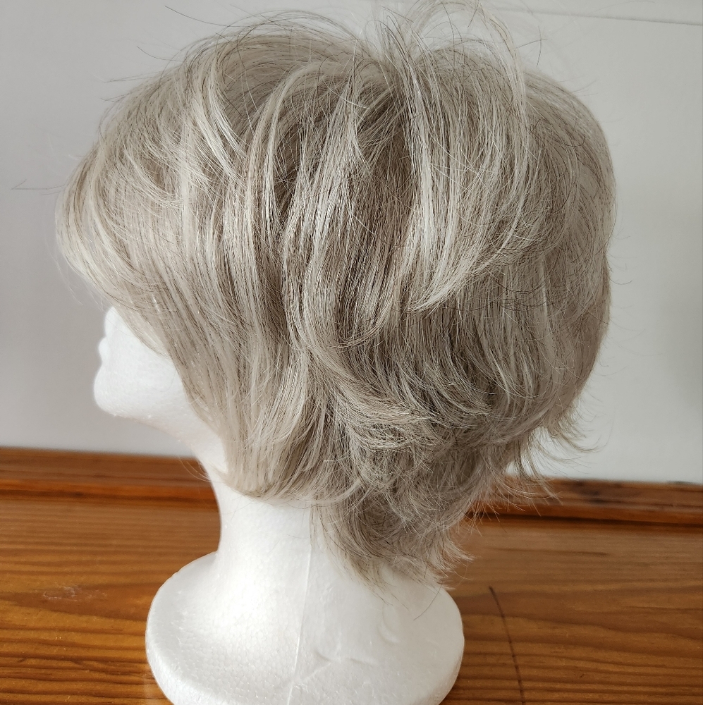Vivacious Light Gray Short Cut Wig - Picture 4 of 6